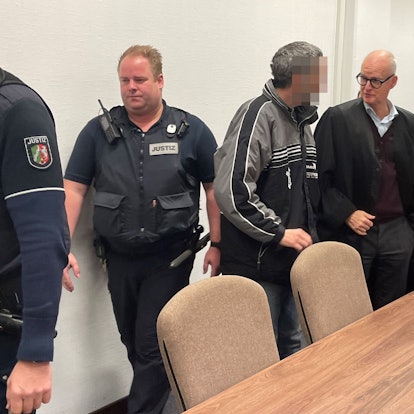 Der Angeklagte mit seinem Verteidiger Peter Syben beim Prozessauftakt.