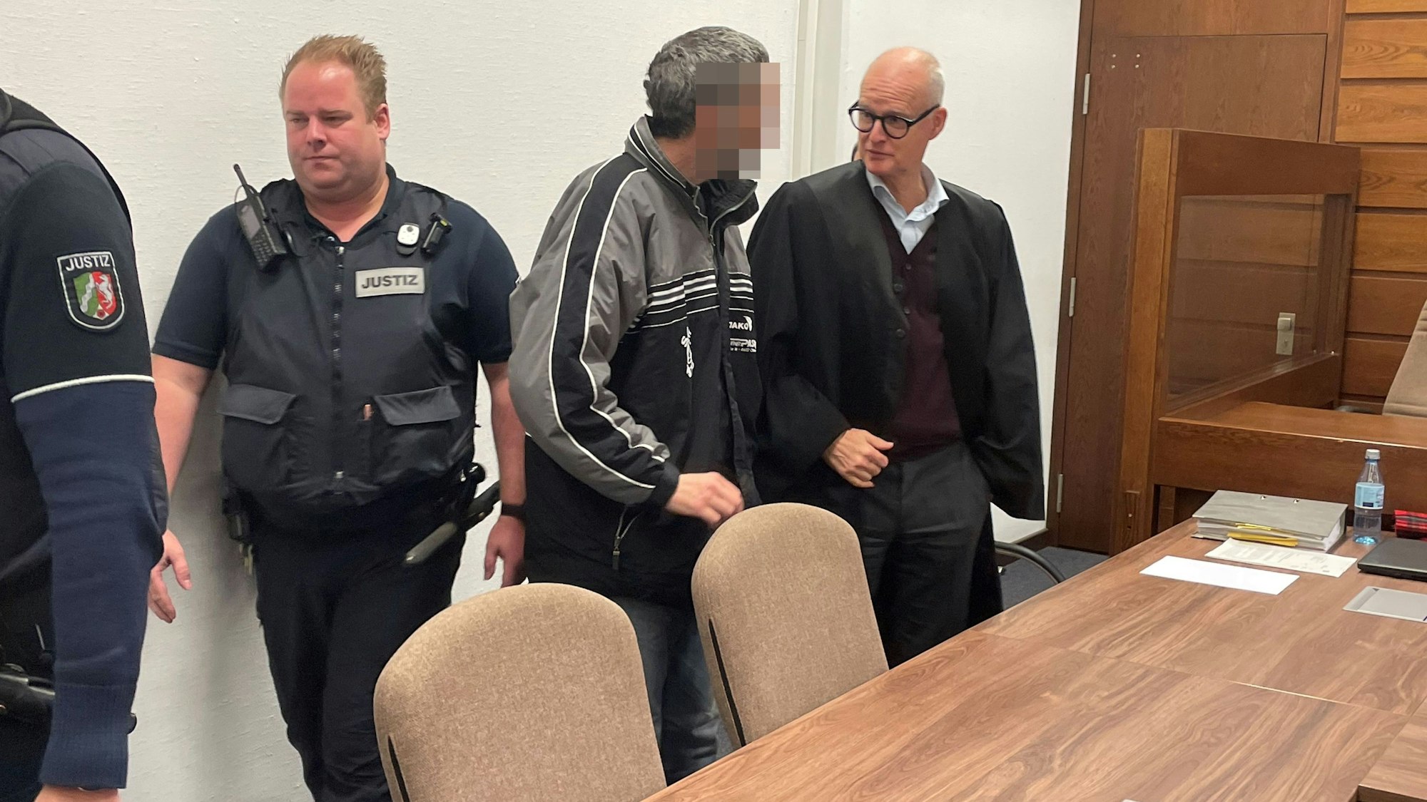 Der Angeklagte mit seinem Verteidiger Peter Syben beim Prozessauftakt
