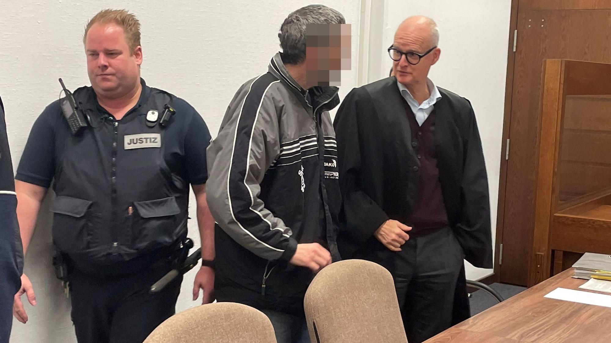 Der Angeklagte mit seinem Verteidiger Peter Syben beim Prozessauftakt im Landgericht Köln