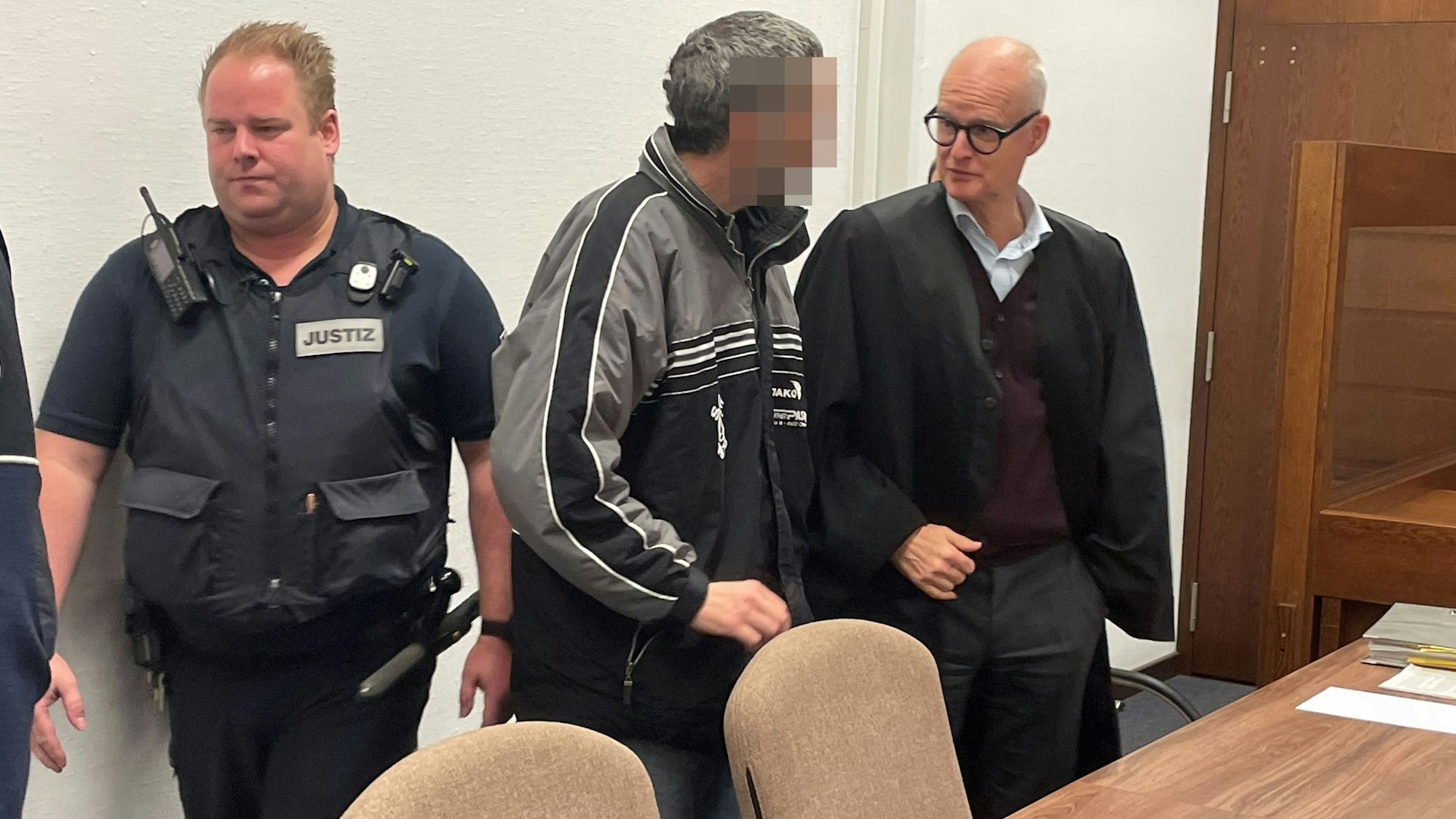 Der Angeklagte mit seinem Verteidiger Peter Syben beim Prozessauftakt im Landgericht Köln