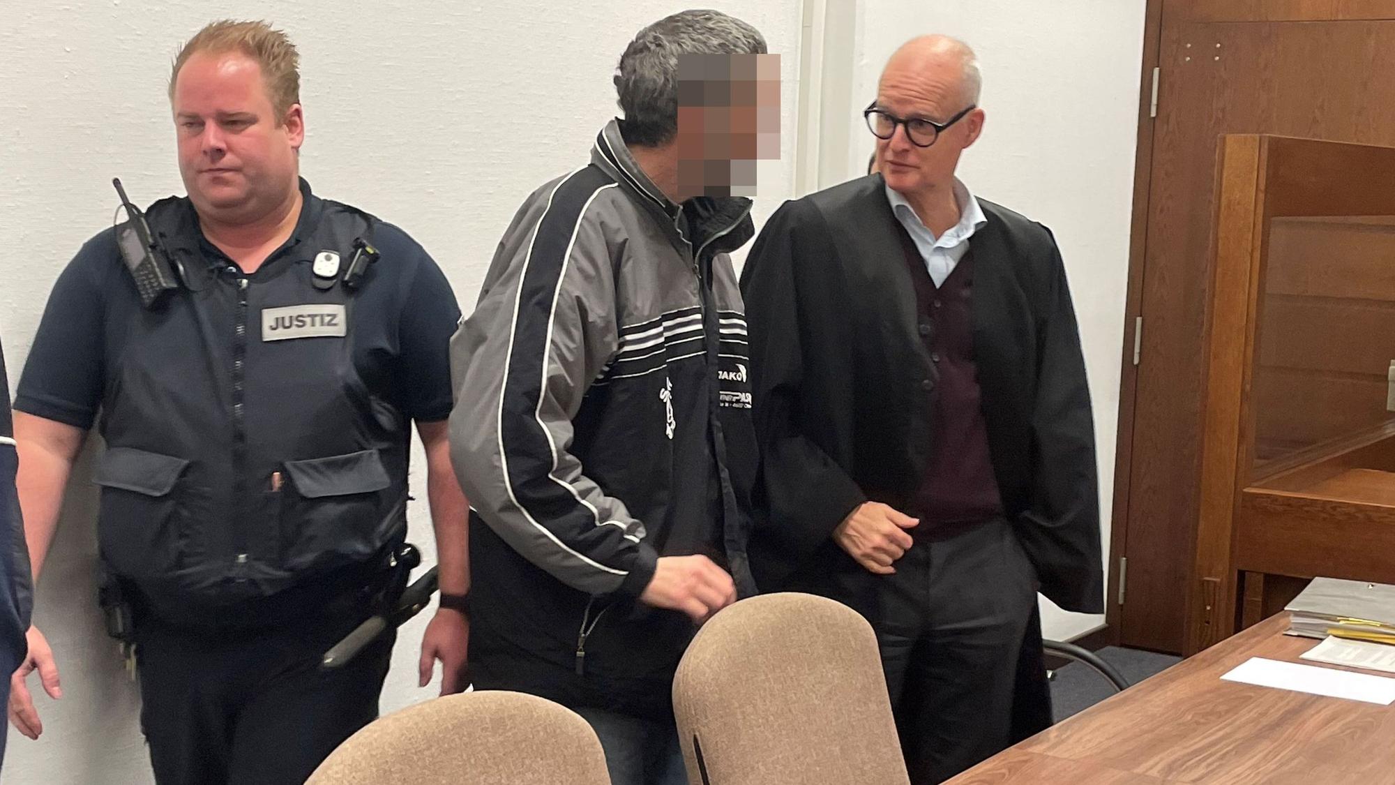 Der Angeklagte mit seinem Verteidiger Peter Syben beim Prozessauftakt.