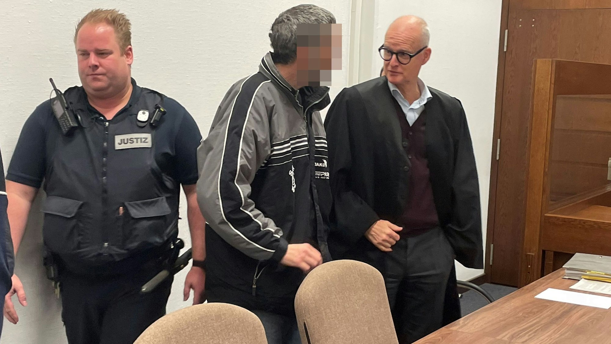 Der Angeklagte mit seinem Verteidiger Peter Syben beim Prozessauftakt.