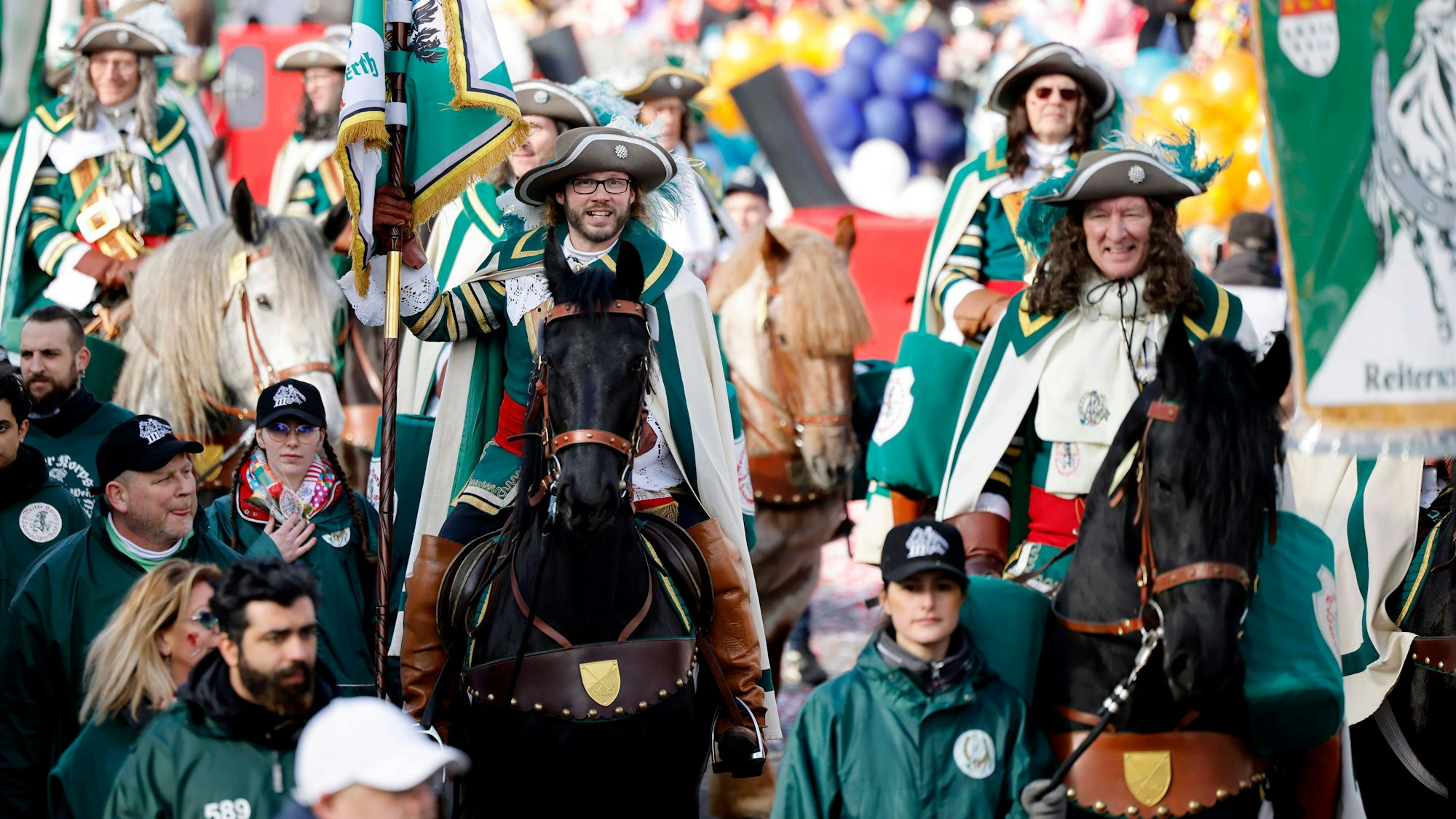 Pferde unterm Reiter beim Rosenmontagszug 2023.