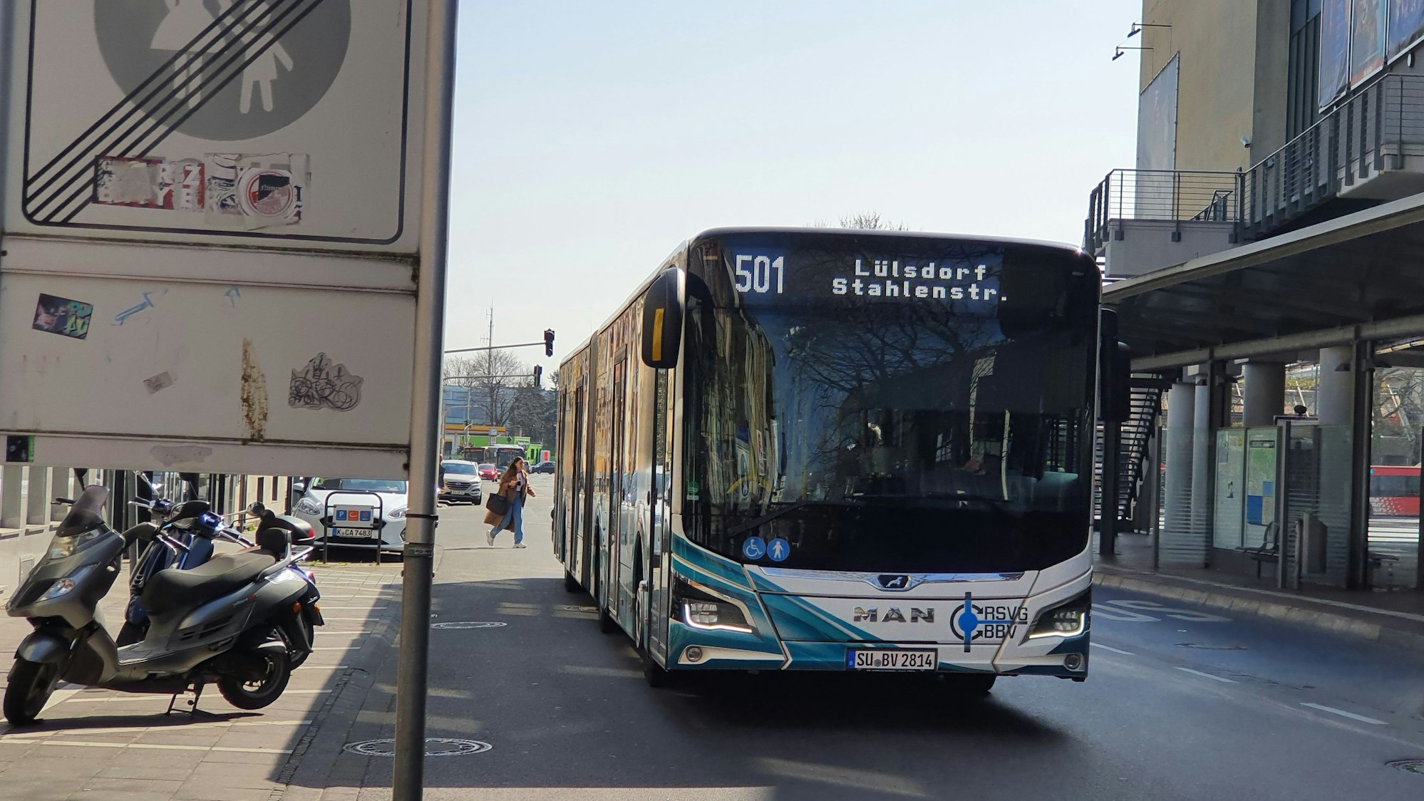 Ein Bus der RSVG-Linie 501 fährt über den Europlatz in Siegburg.