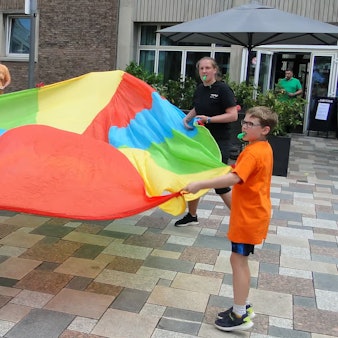 Kinder vor dem Rathaus