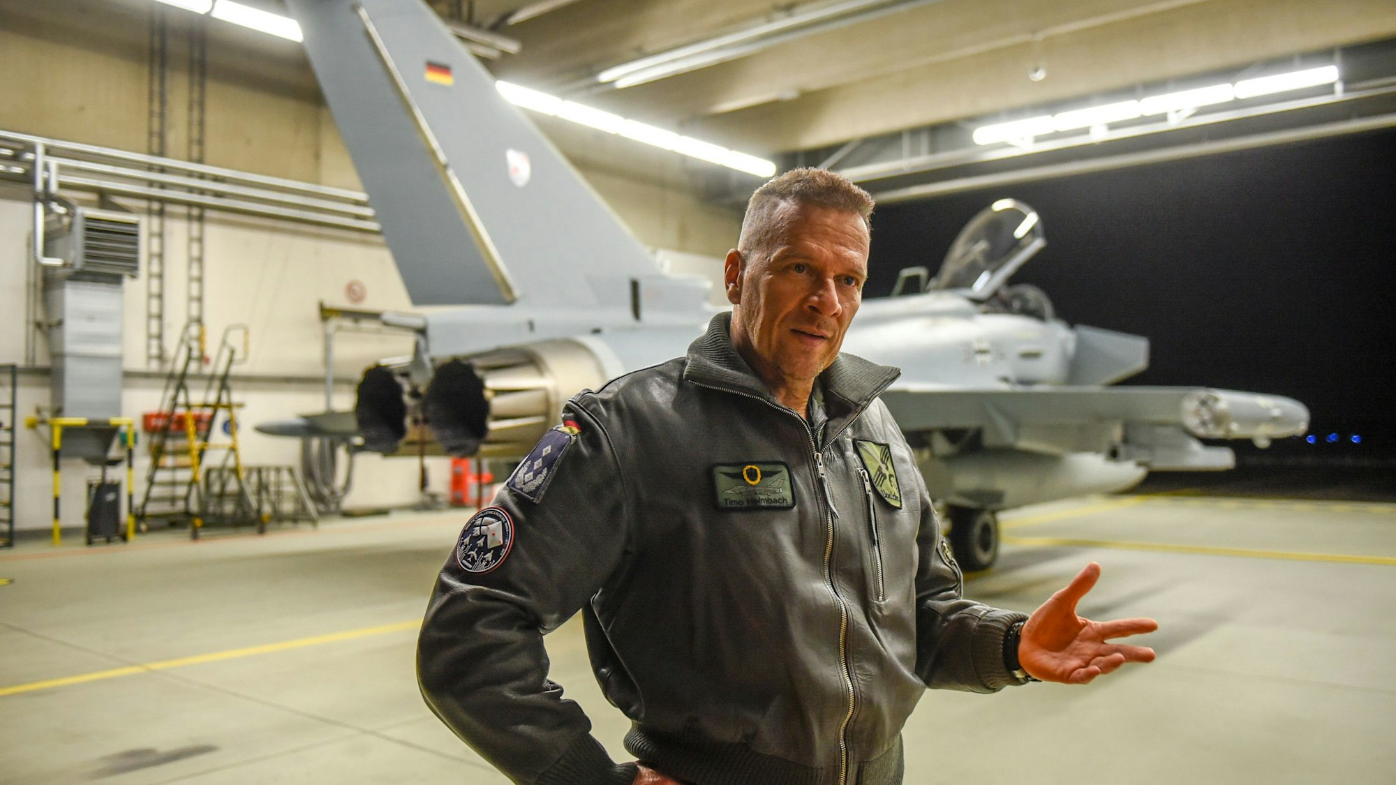 Kommodore Timo Heimbach vor einem Flugzeug.