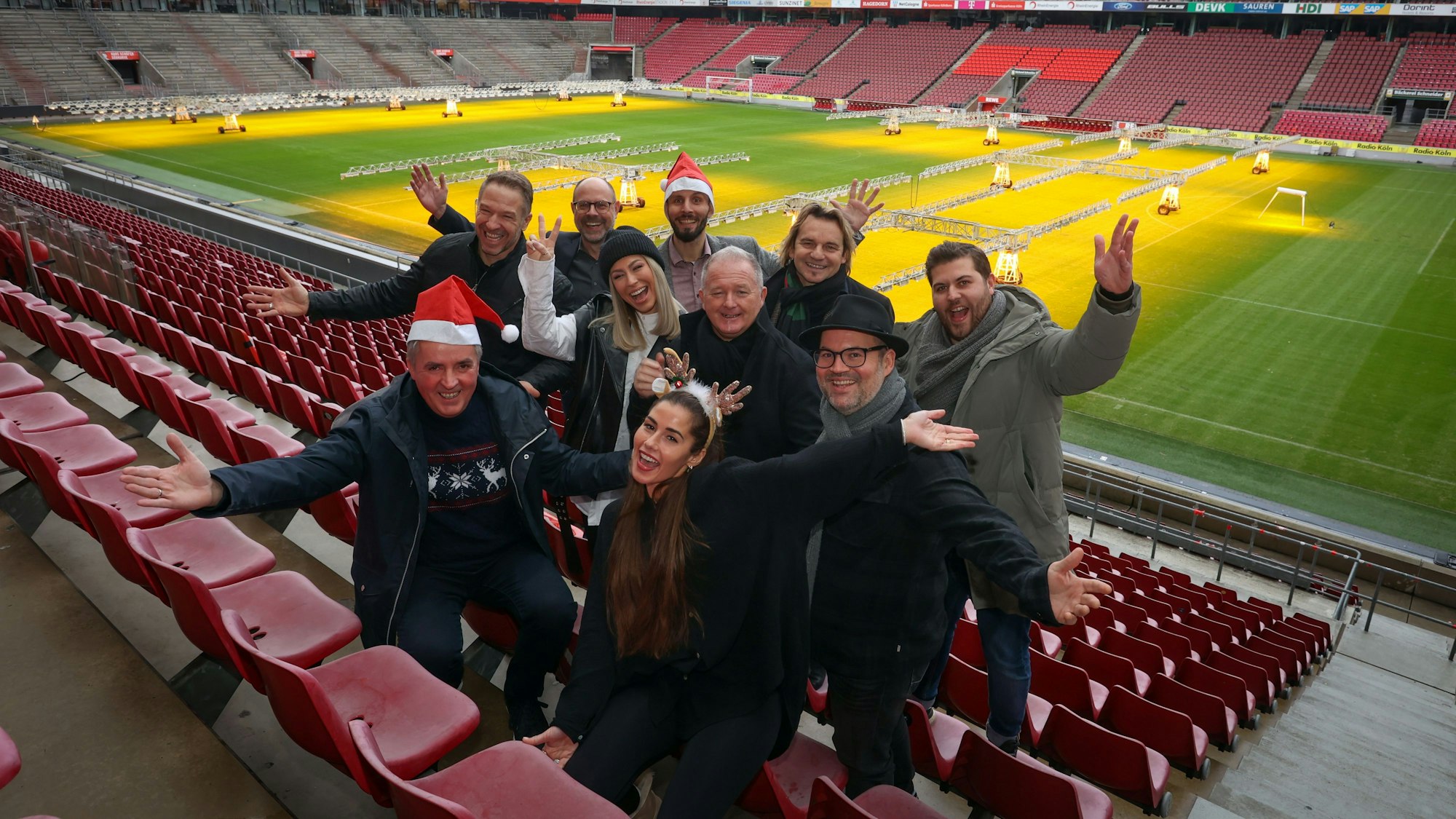 Michael Kokott, Micki Schläger, Lutz, Wingert, Linda Teodosiu, Sarah Engels, Silvio Bernadowitz, Patrick Lück, Jens Streifling, Björn Heuser, Daniel Wallroth posieren im Stadion.