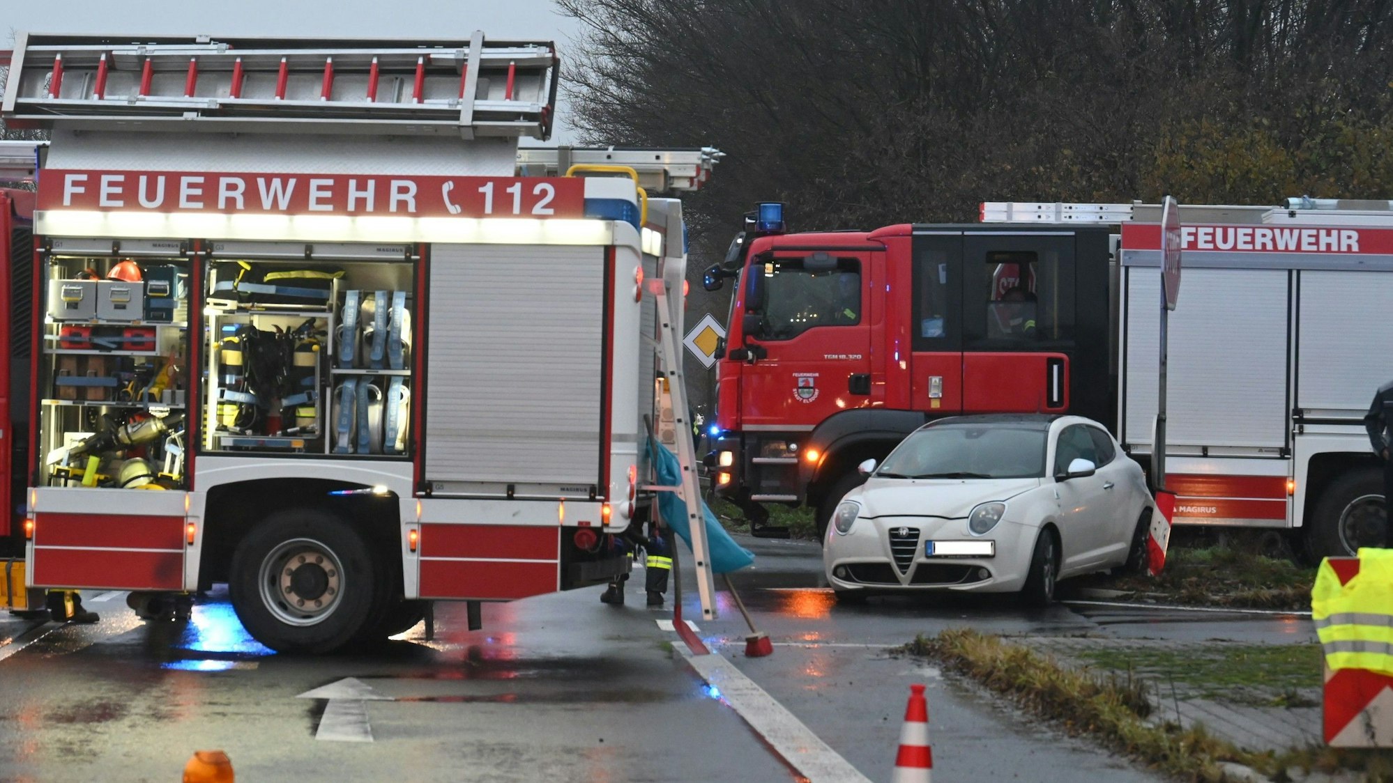 Das Bild zeigt zwei Fahrzeuge der Feuerwehr an der Unfallstelle.