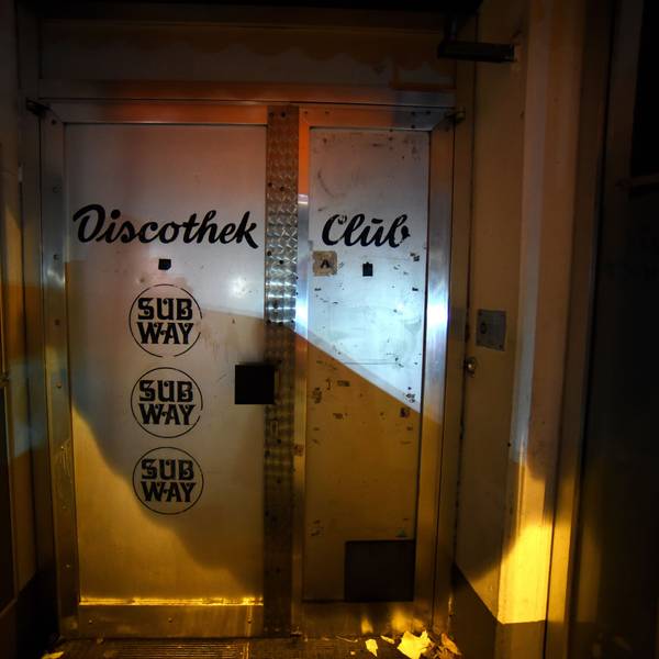 Zu sehen ist die Eingangstür des Clubs Subway.