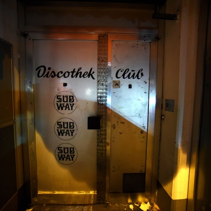 Zu sehen ist die Eingangstür des Clubs Subway.