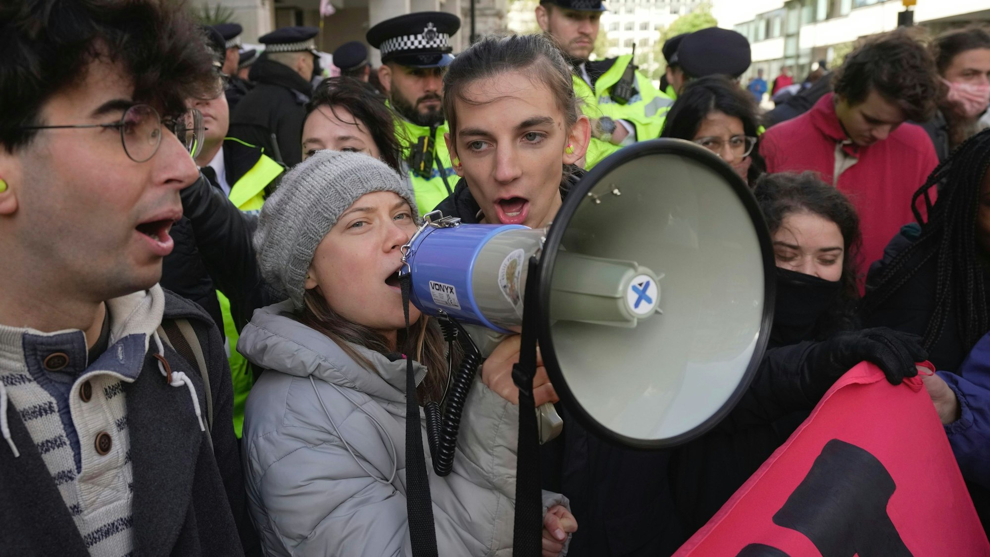 Die schwedische Klimaschutzaktivistin Greta Thunberg (am Megafon) bei einer Demo in London. Sie hat erneut im Nahostkrieg Israel Schuld zugesprochen. (Archivbild)
