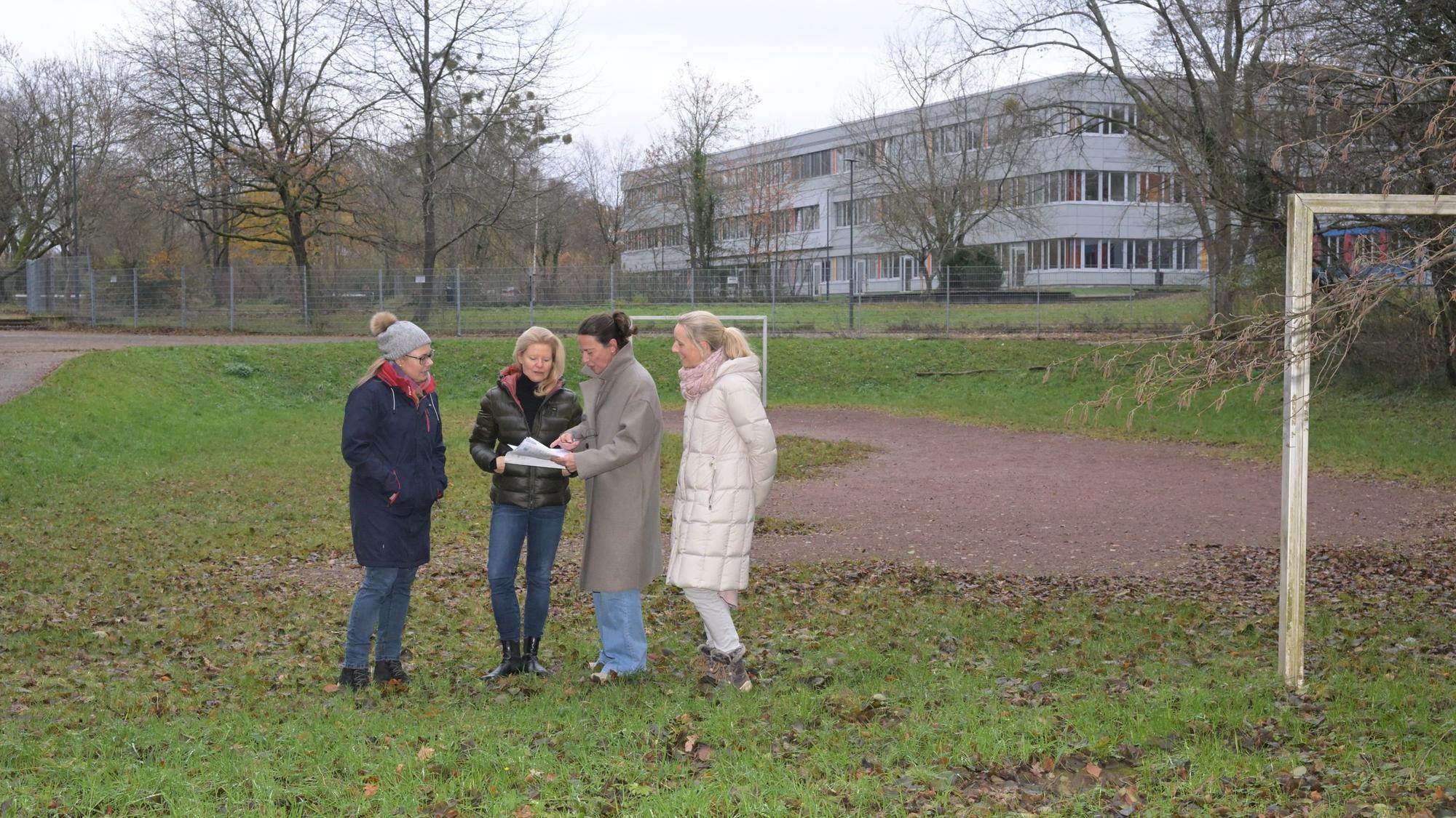 Vier Anwohnerinnen am Skaterpark Bergisch Gladbach, Saaler Mühle