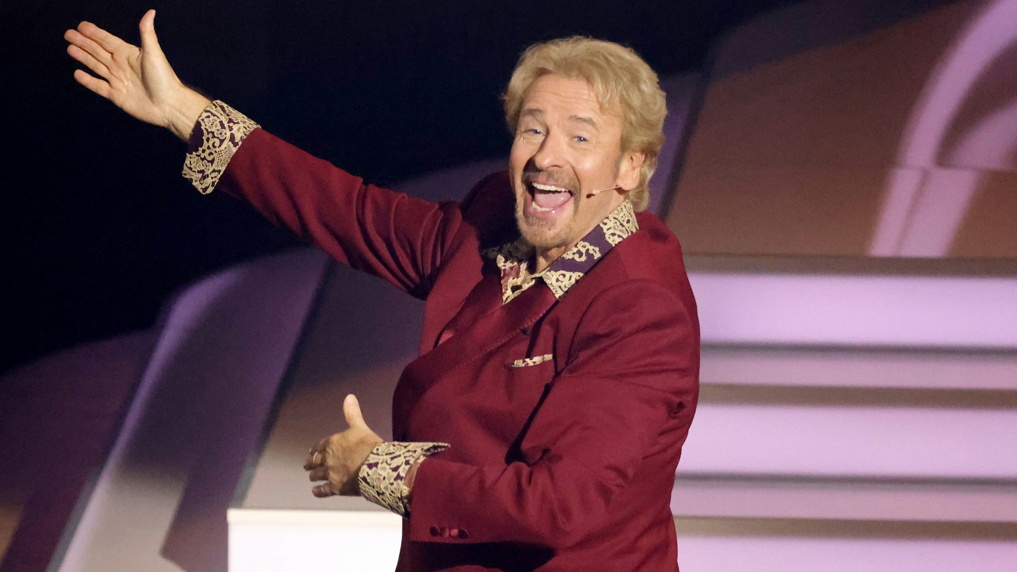 ARCHIV - 25.11.2023, Baden-Württemberg, Offenburg: Moderator Thomas Gottschalk steht in der ZDF-Show "Wetten, dass..?" auf der Bühne. Gottschalk ist ein weiteres Stück von seiner Fundamentalkritik an Influencern abgerückt. (zu dpa "Gottschalk über Versprecher bei seinem letzten «Wetten, dass..?») Foto: Philipp von Ditfurth/dpa +++ dpa-Bildfunk +++