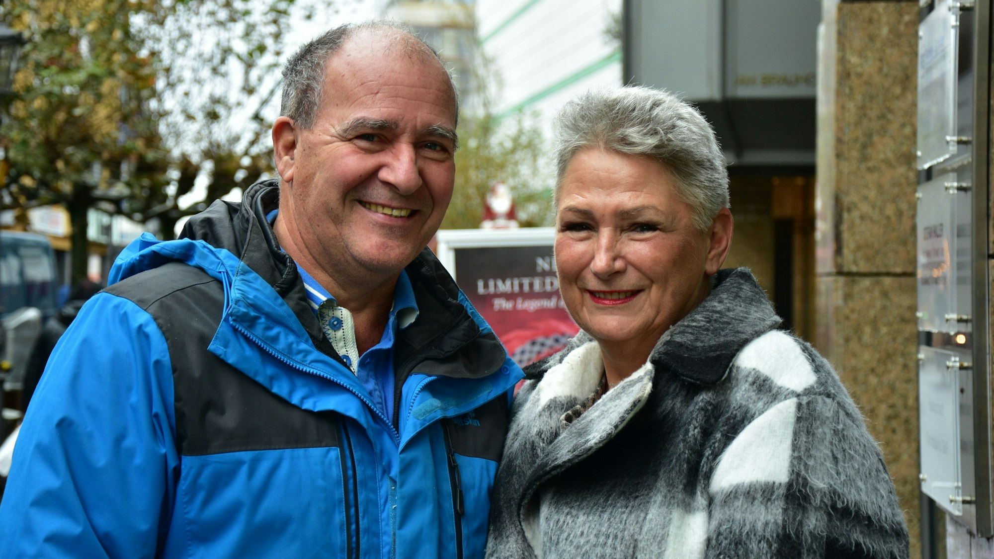 Ehepaar in Siegburger Fußgängerzone.