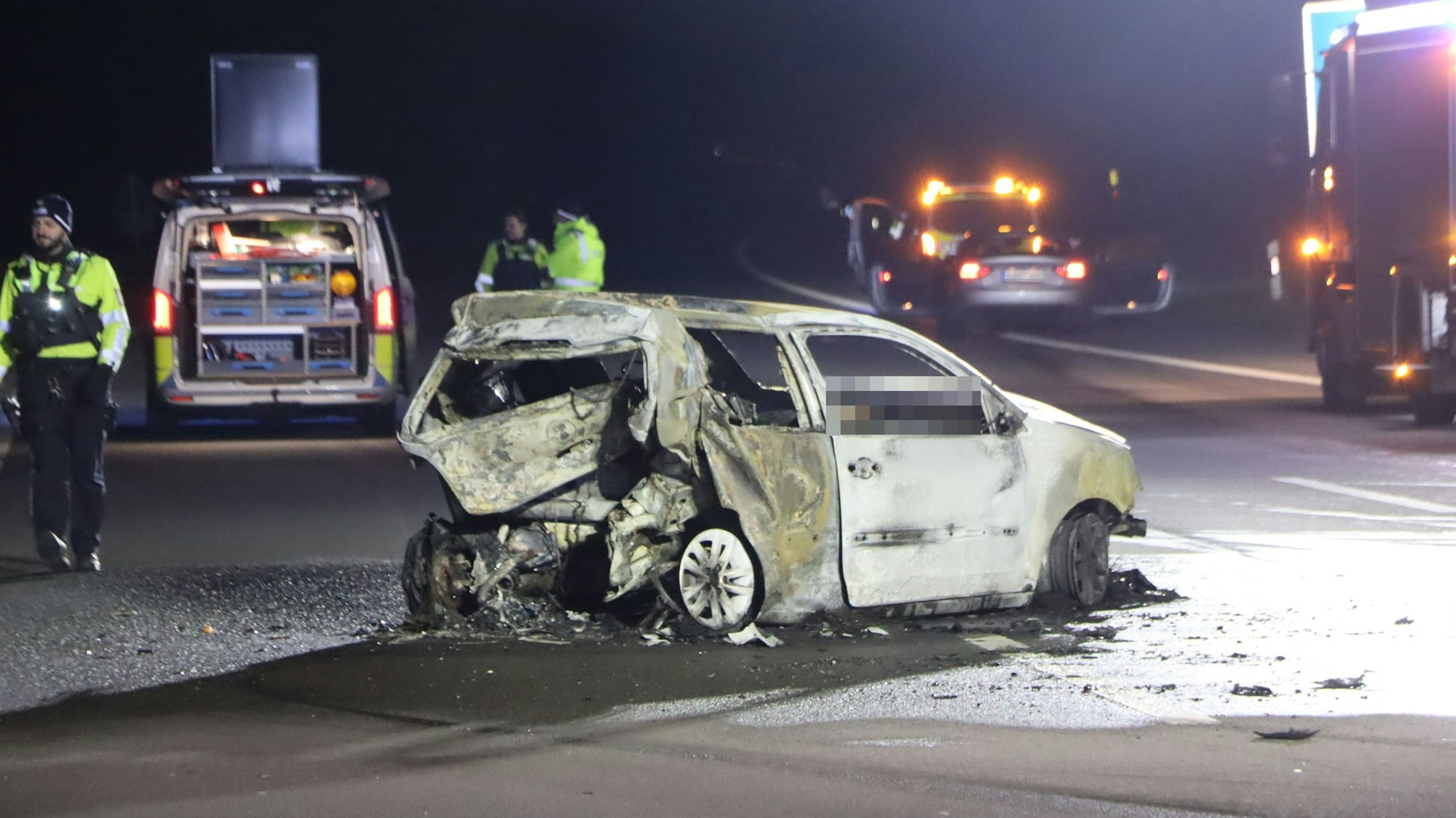 02.12.2023-Erst als die Flammen gelöscht waren sahen die Einsatzkräfte, dass zwei Menschen im Fahrzeug verbrannt waren. Das Fahrzeug brannte restlos aus. Der Unfall ereignete sich nur wenige 100 Meter hinter dem Autobahnanschluss Wesseling. Glasscherben und Fahrzeugtrümmer lagen bereits gut 200 Meter vor der Stelle, an der der Polo zum Stehen kam.