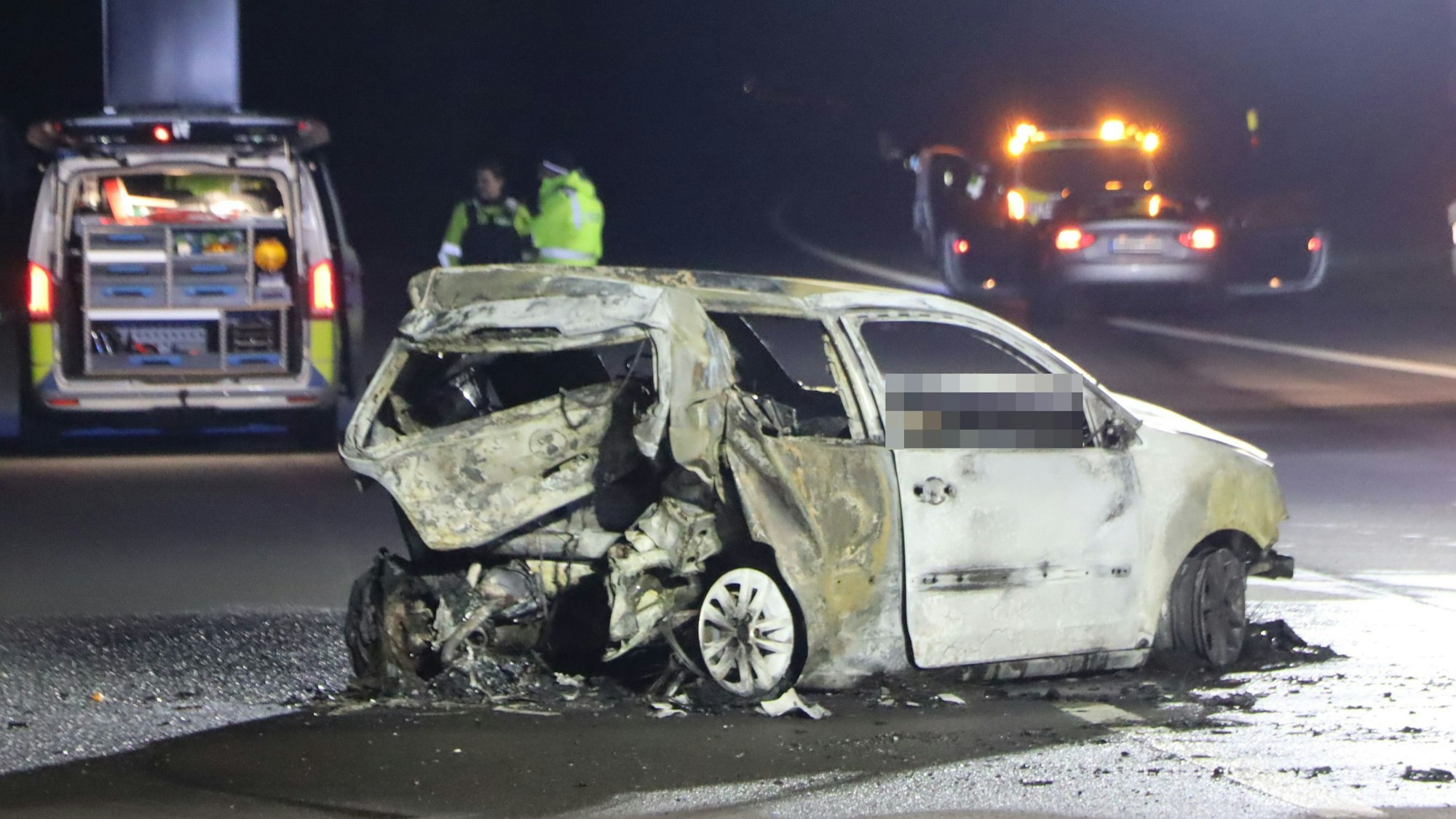 Auf dem Foto ist der ausgebrannte Kleinwagen zu sehen, in dem eine Mutter und ihre Tochter ums Leben kamen.