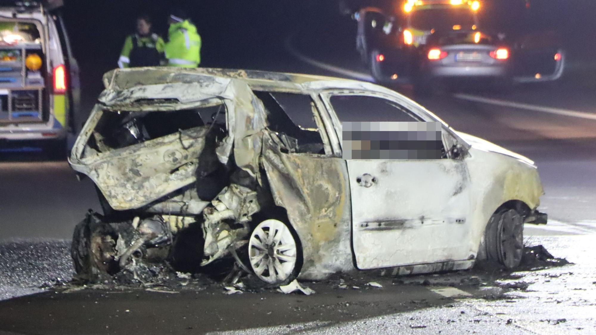 02.12.2023-Erst als die Flammen gelöscht waren sahen die Einsatzkräfte, dass zwei Menschen im Fahrzeug verbrannt waren. Das Fahrzeug brannte restlos aus. Der Unfall ereignete sich nur wenige 100 Meter hinter dem Autobahnanschluss Wesseling. Glasscherben und Fahrzeugtrümmer lagen bereits gut 200 Meter vor der Stelle, an der der Polo zum Stehen kam.
