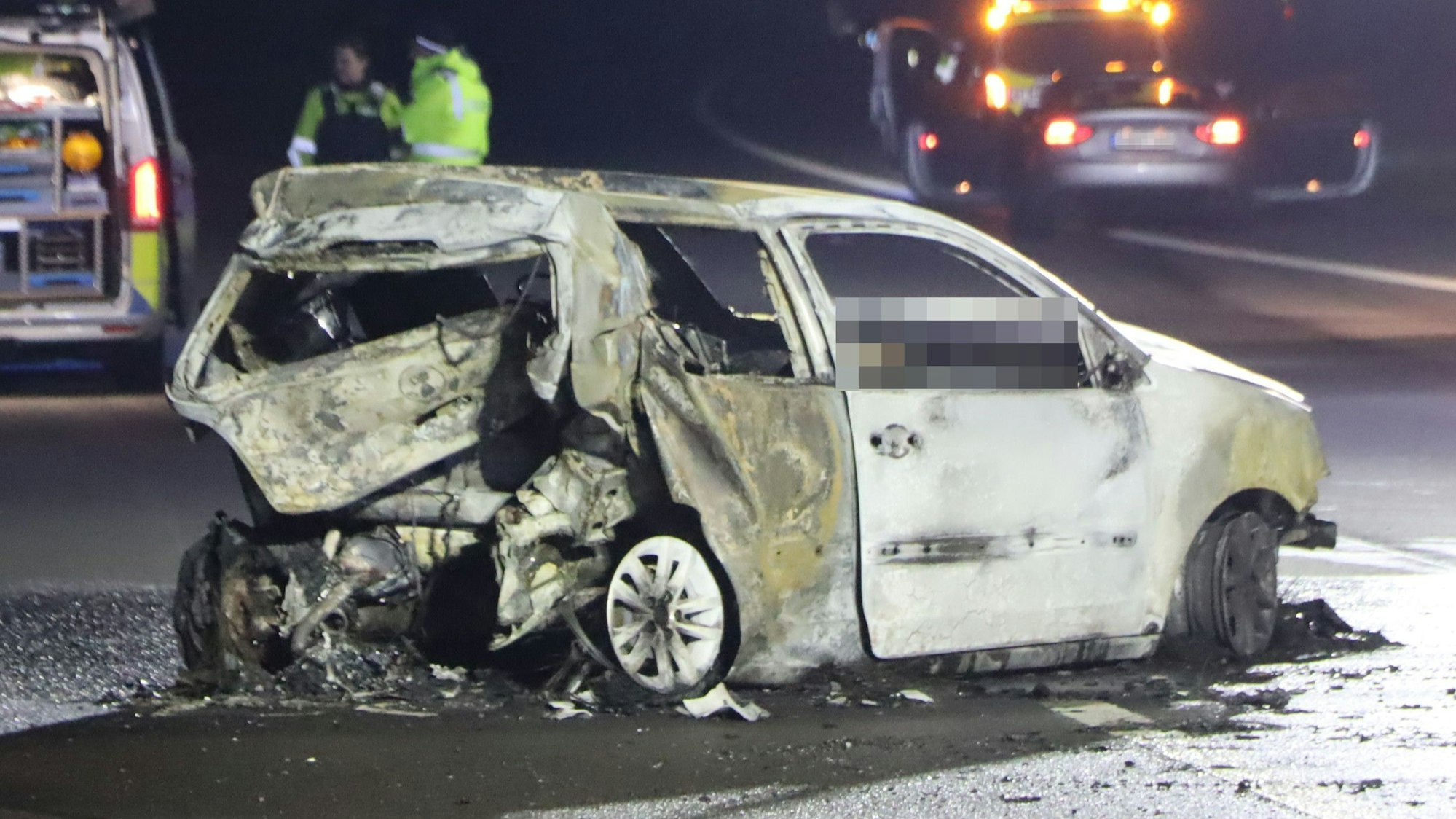 02.12.2023-Erst als die Flammen gelöscht waren sahen die Einsatzkräfte, dass zwei Menschen im Fahrzeug verbrannt waren. Das Fahrzeug brannte restlos aus. Der Unfall ereignete sich nur wenige 100 Meter hinter dem Autobahnanschluss Wesseling. Glasscherben und Fahrzeugtrümmer lagen bereits gut 200 Meter vor der Stelle, an der der Polo zum Stehen kam.