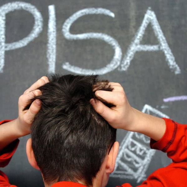 Ein Schüler rauft sich in vor dem mit Kreide an eine Schultafel geschriebenen Wort PISA die Haare. Das Ergebnis des Pisa-Test fiel schlecht aus
