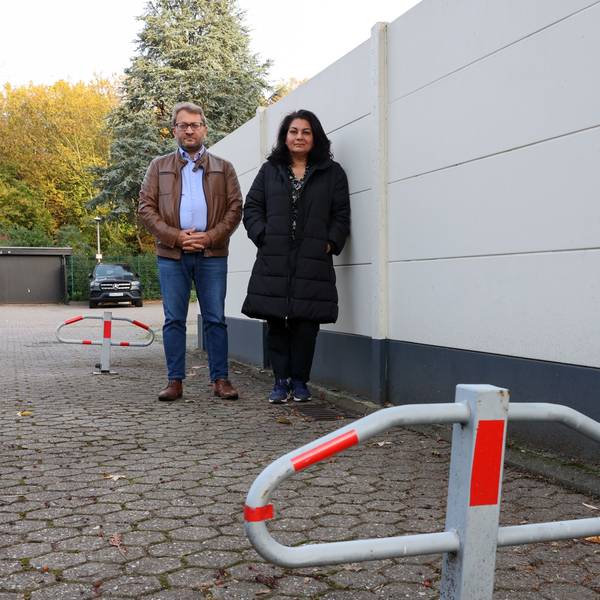 Ein paar steht vor einer Mauer und einem Poller: Latif Bekiri und Perwin Sakar.