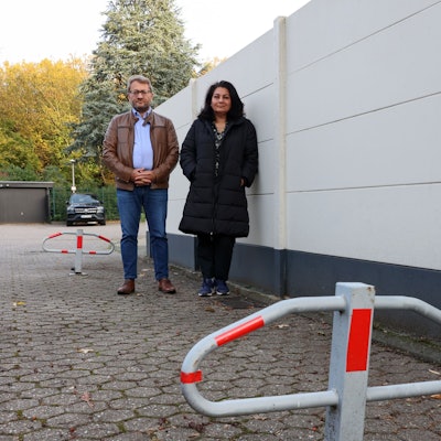 Ein paar steht vor einer Mauer und einem Poller: Latif Bekiri und Perwin Sakar.