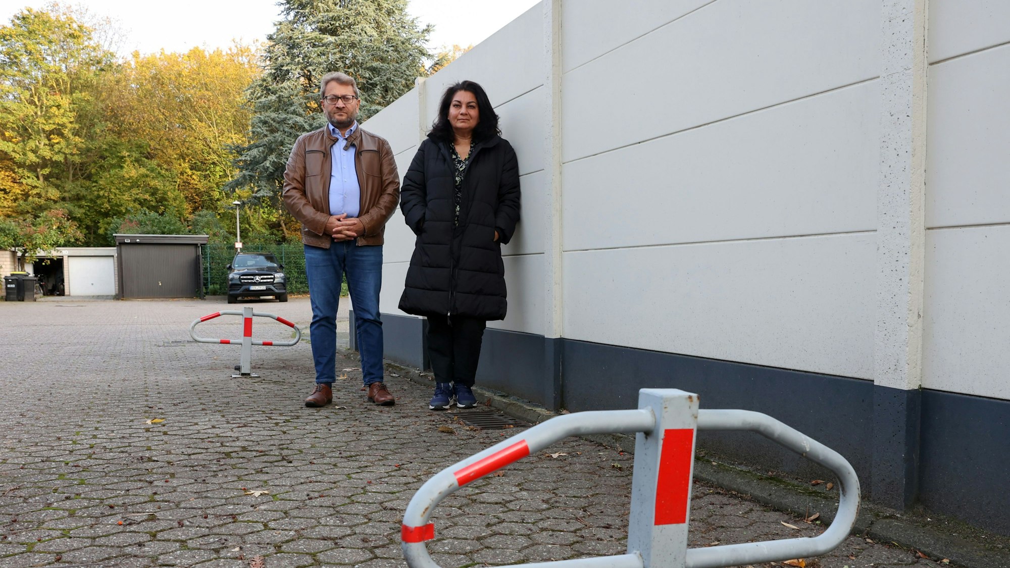 Ein paar steht vor einer Mauer und einem Poller: Latif Bekiri und Perwin Sakar.