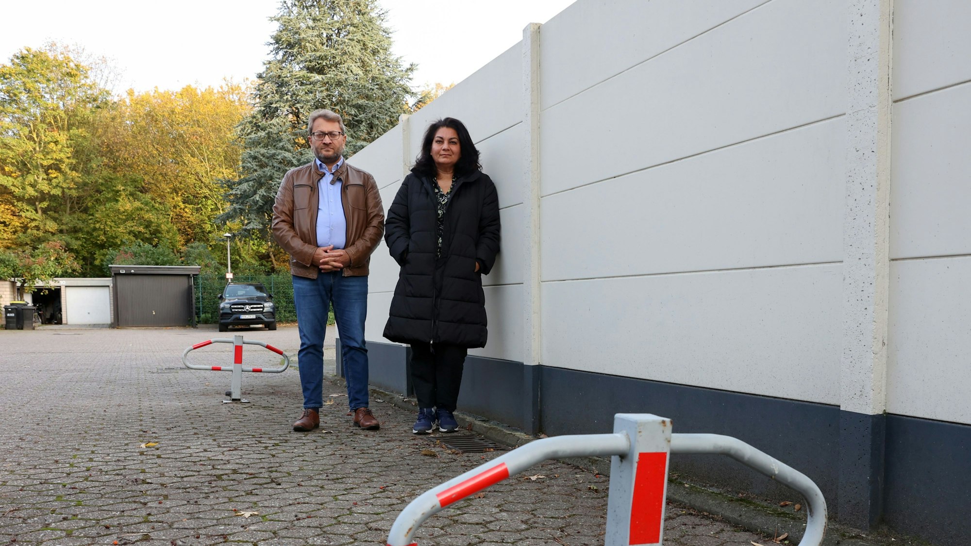 Porträt von Perwin Sakar und Latif Bekiri vor einer Mauer, im Hintergrund ein Wendehammer, vorne Poller