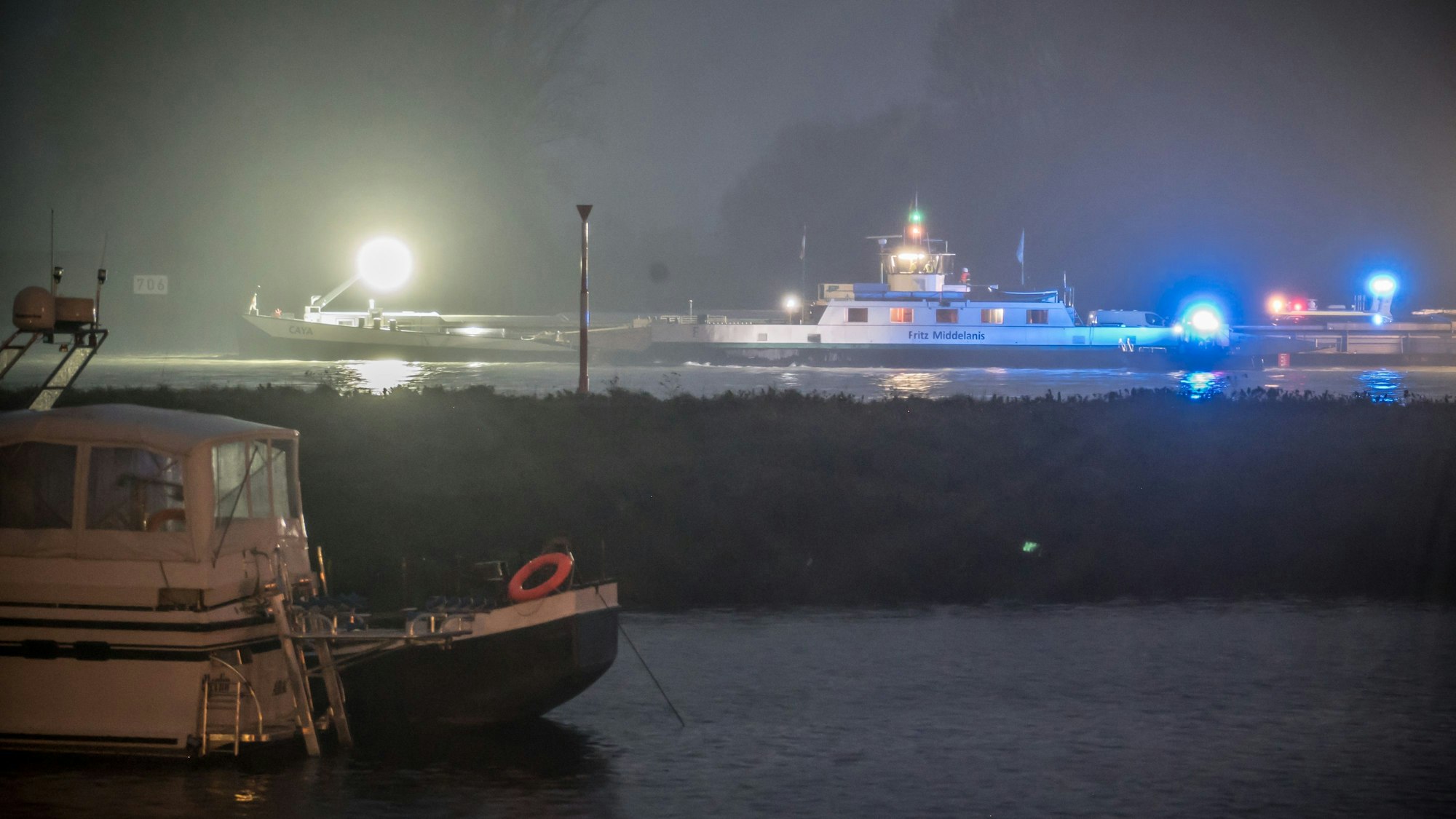 Die Hitdorfer Fähre ist nach 15 Uhr mit vier Fahrgästen und zwei Besatzungsmitgliedern manövrierfunfähig abgetrieben, hat Anker geworfen und wurde in den Hafen geschleppt.