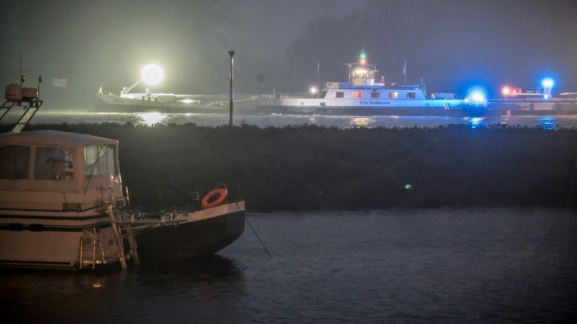 Anfang Dezember war die manövrierunfähige Fähre auf dem Rhein abgeschleppt worden. (Archivfoto)