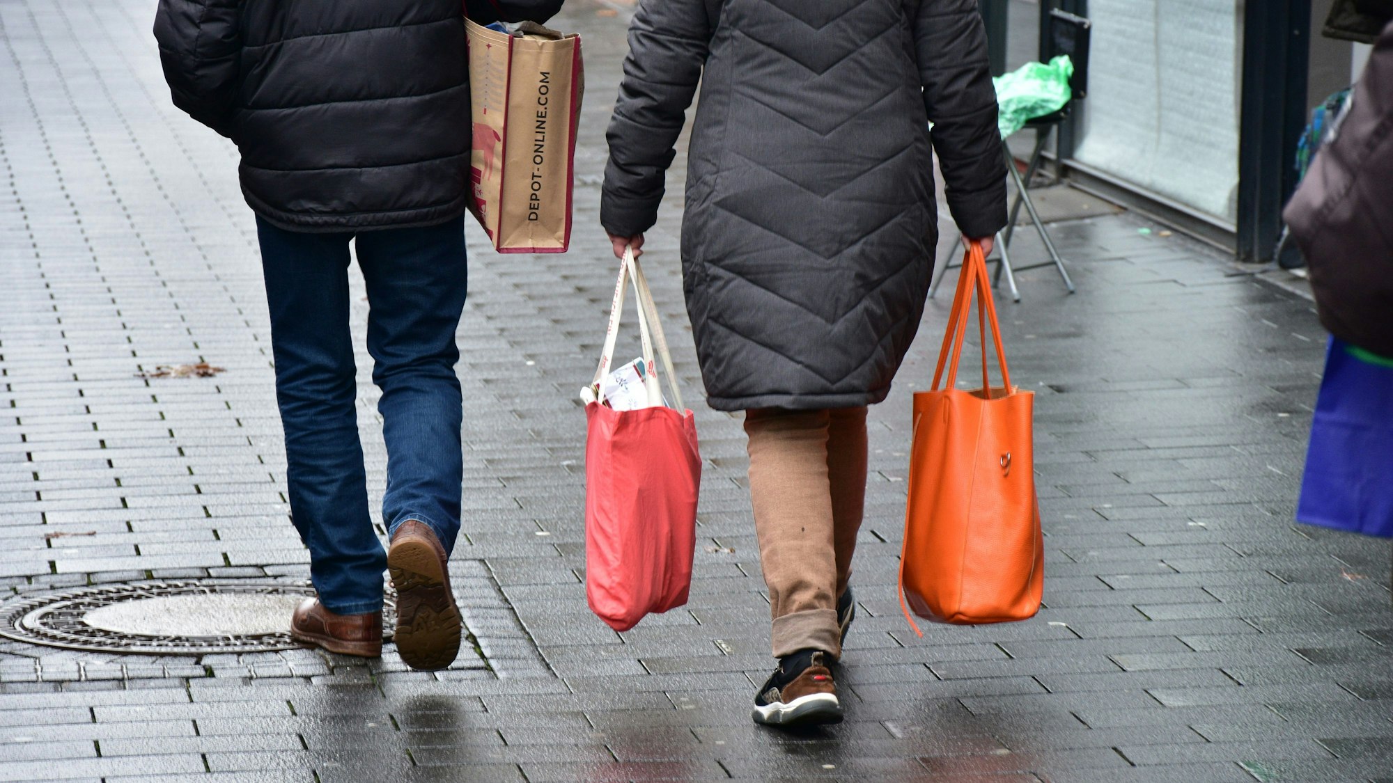 Menschen mit Tragetaschen.