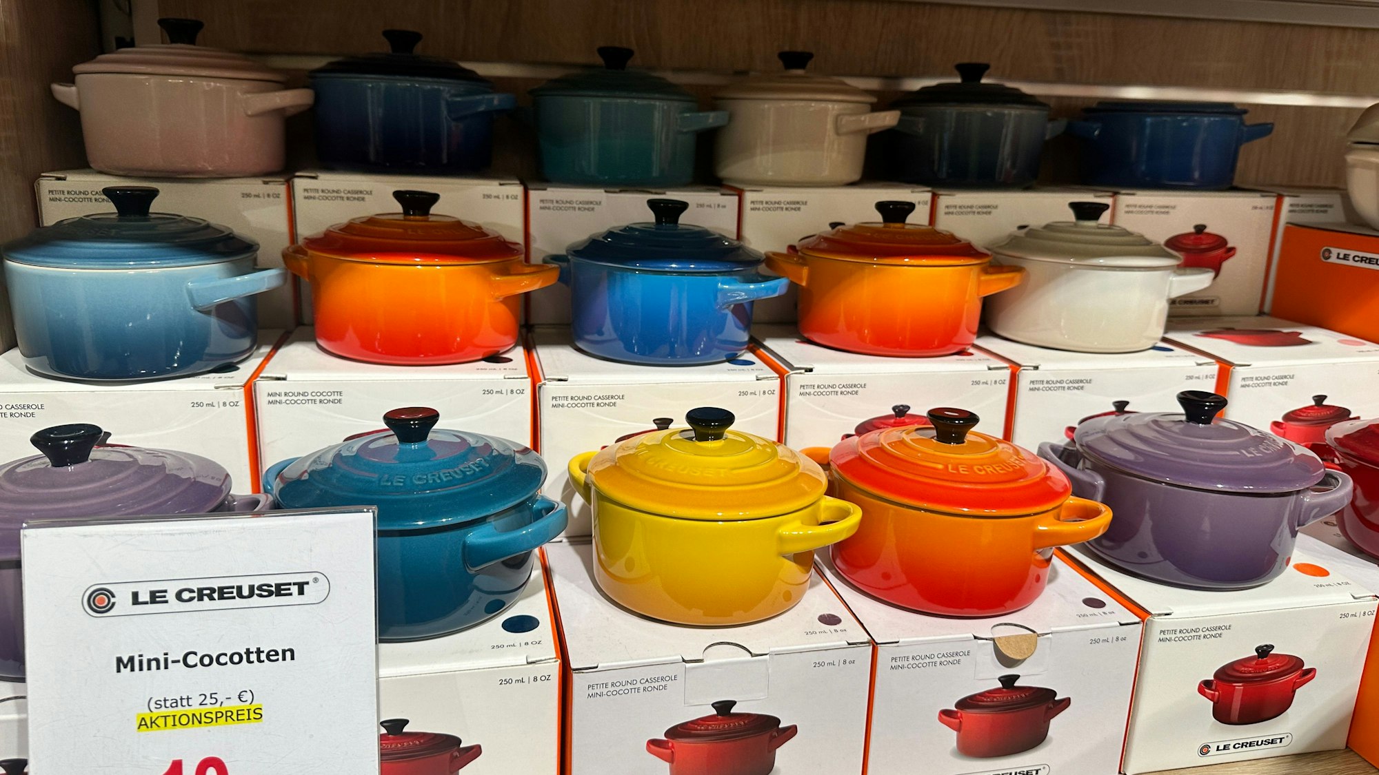 Mini-Cocottes von Le Creuset in vielen Farben im Wohnen & Kochen Lippmann.