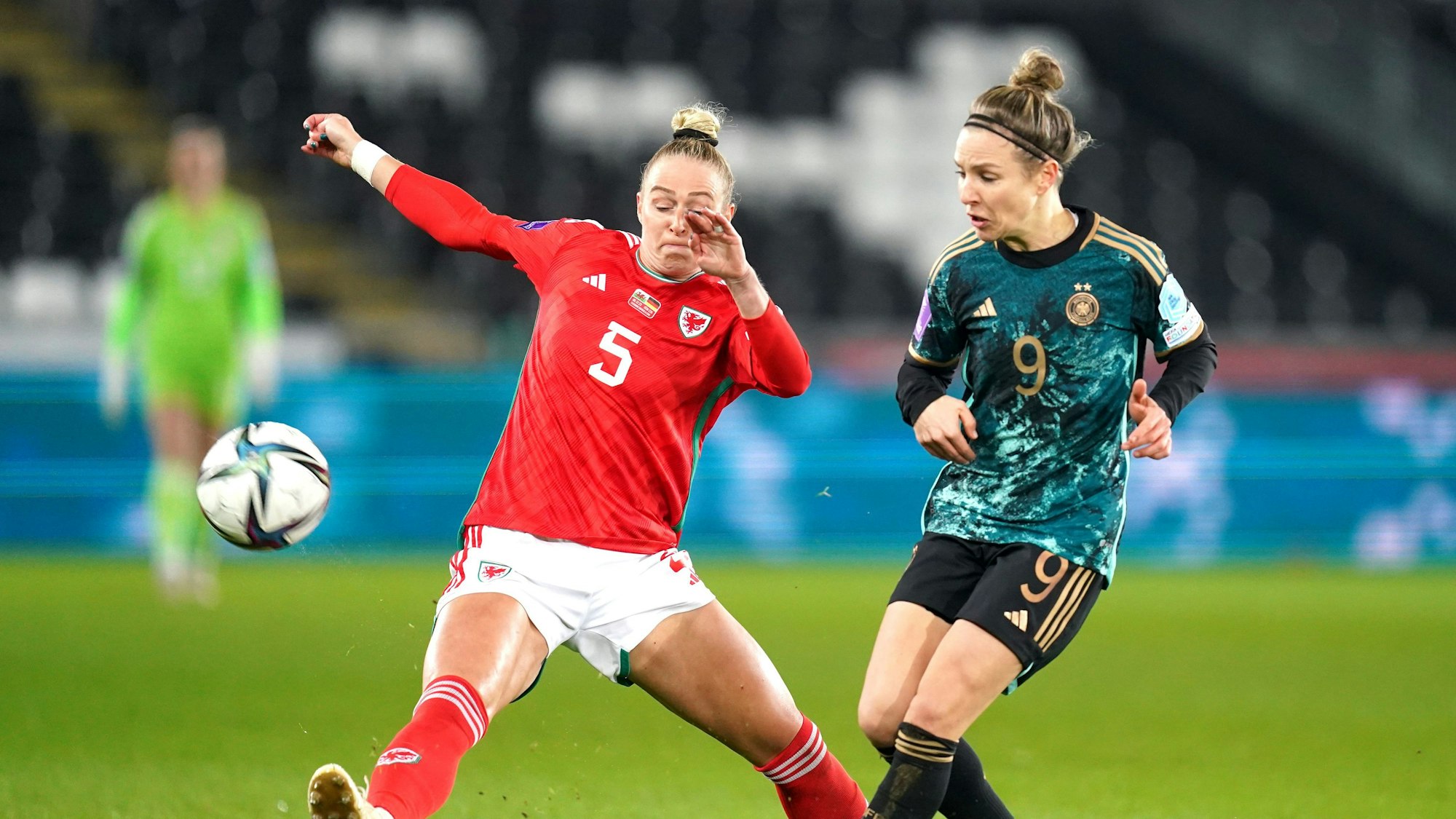 Svenja Huth (r) aus Deutschland und Rhiannon Roberts aus Wales in Aktion.