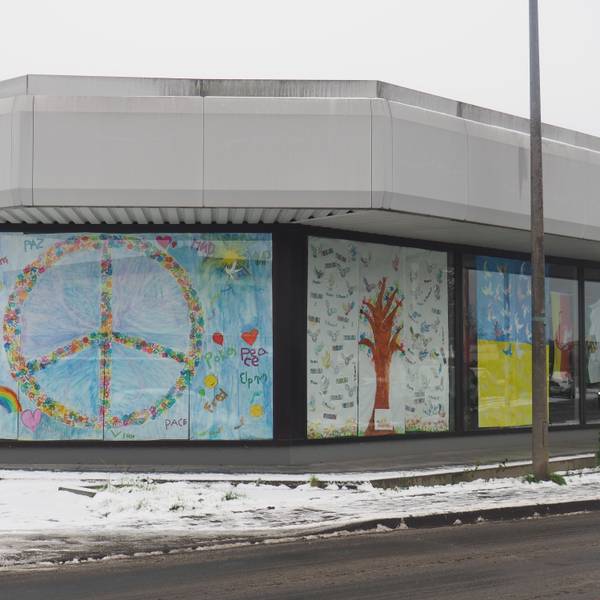 Ein großes Plakat mit dem Peace-Zeichen verdeckt ein Schaufenster.