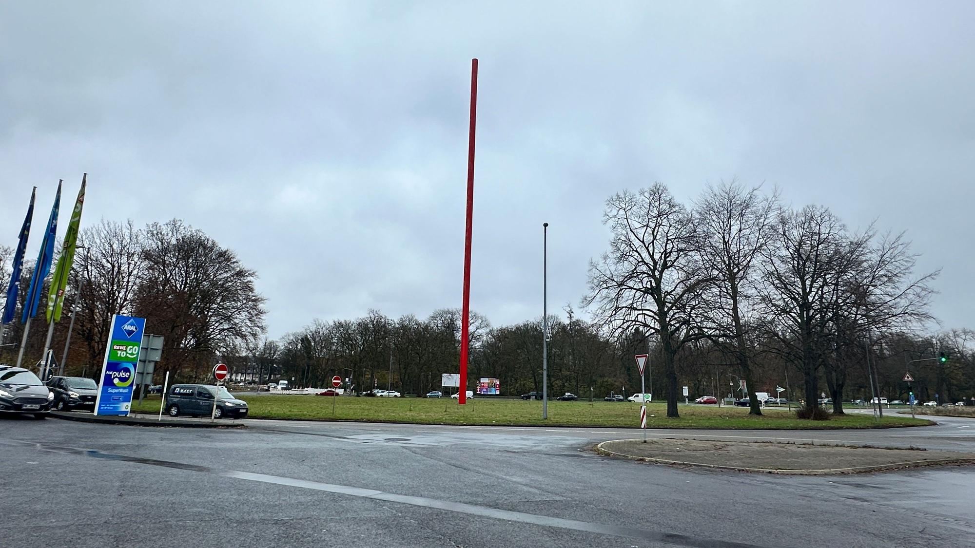 Eine großer Kreisverkehr mit großem grünen Mittelkreis ist zu sehen.