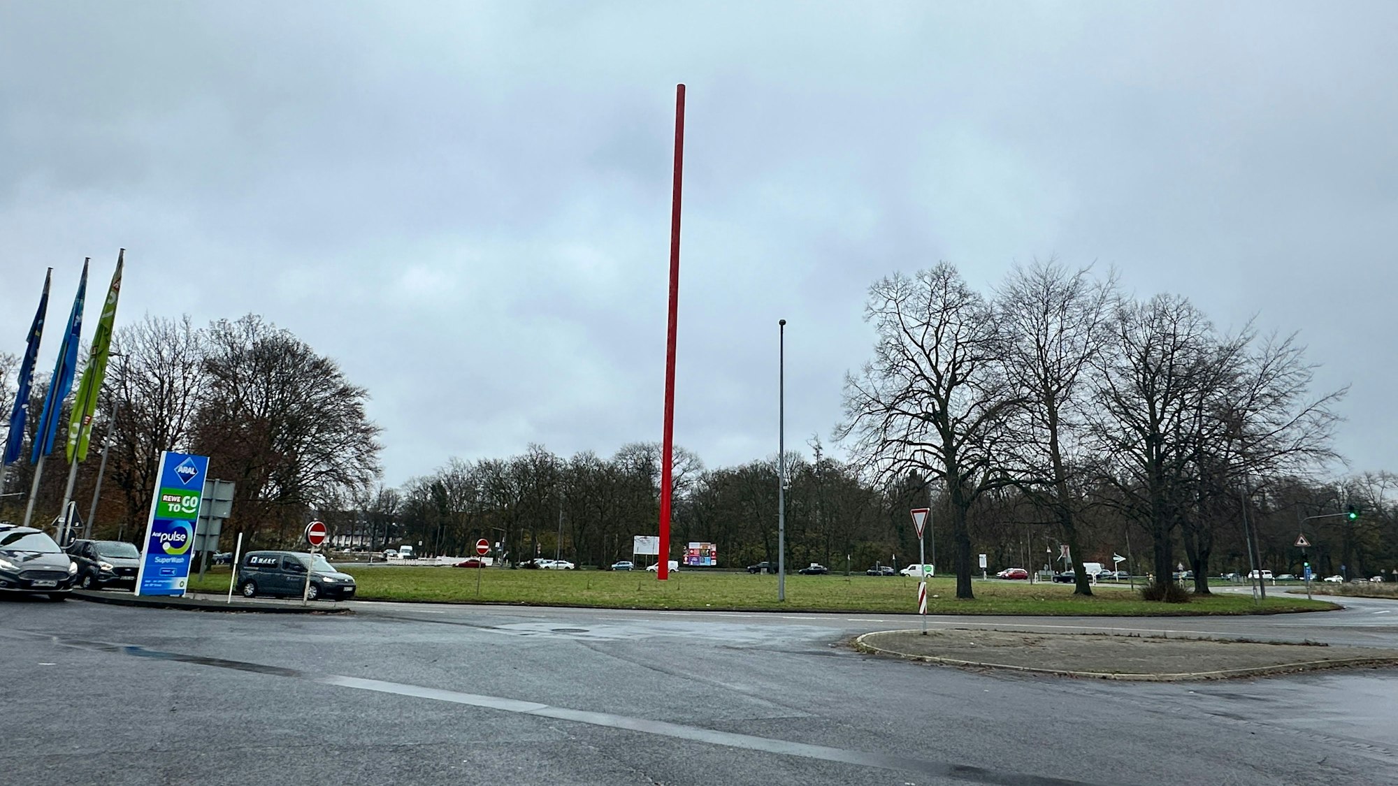 Eine großer Kreisverkehr mit großem grünen Mittelkreis ist zu sehen.