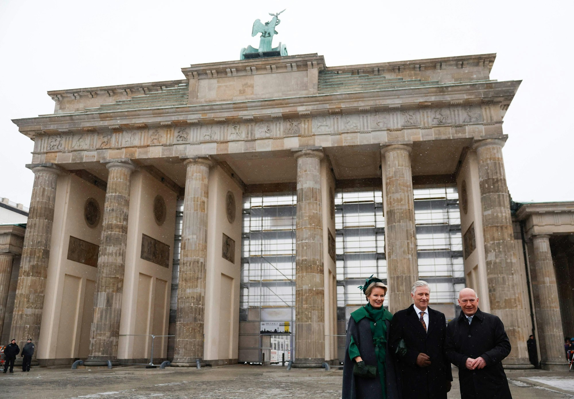 Besuch am Berliner Wahrzeichen: König Philippe und Königin Mathilde mit Berlins Bürgermeister Kai Wegner am Brandenburger Tor.