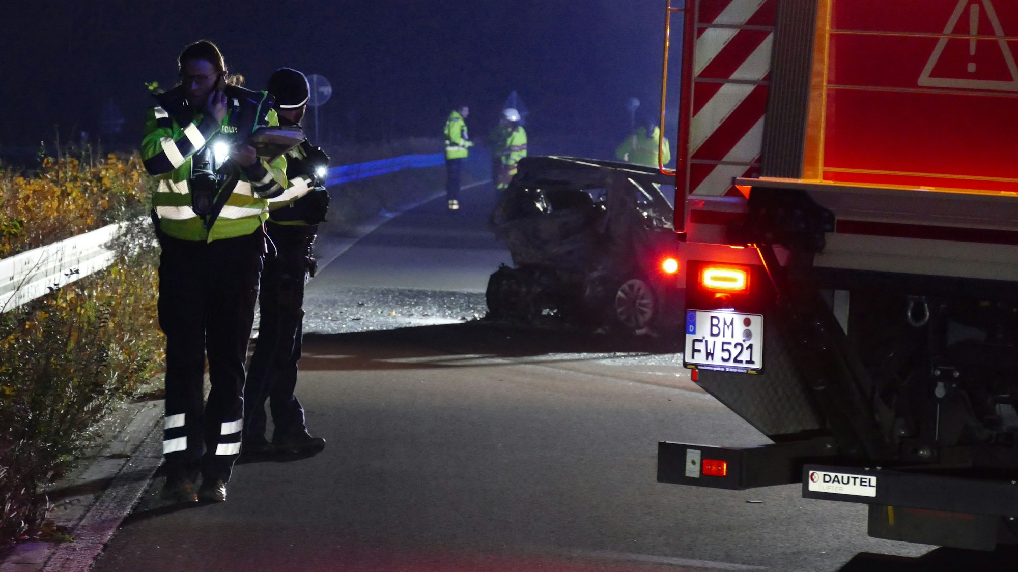 Einsatzkräfte in der Nacht auf Samstag am Unfallort.