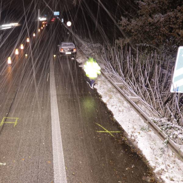 Unfall auf der A44 verlief tödlich: Ein Seitenstreifen mit Unfallmarkierungen ist zu sehen.