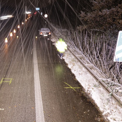 Unfall auf der A44 verlief tödlich: Ein Seitenstreifen mit Unfallmarkierungen ist zu sehen.