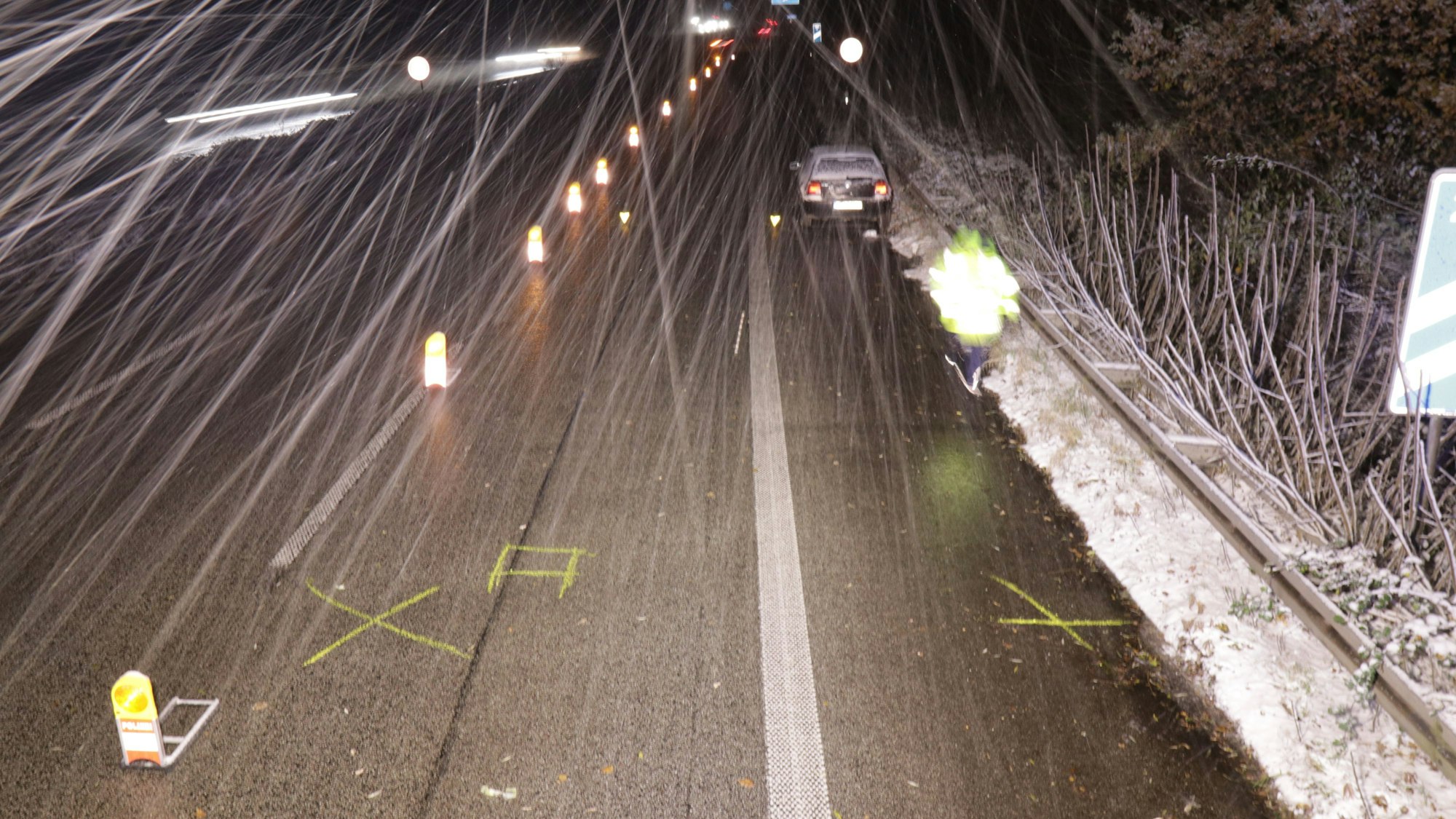 Unfall auf der A44 verlief tödlich: Ein Seitenstreifen mit Unfallmarkierungen ist zu sehen.