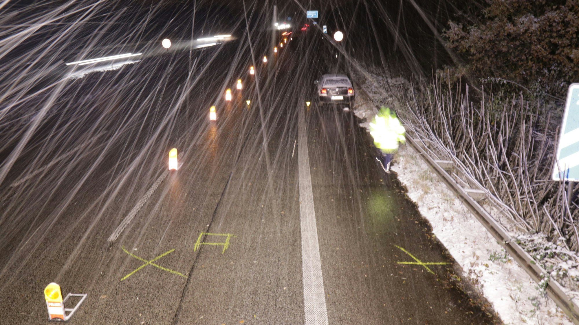 Auf der A44 bei Düsseldorf ist in der Nacht zu Dienstag ein 26-jähriger Autofahrer angefahren und verletzt worden, dass er seinen Verletzungen erlag. Die Polizei sucht nach einem flüchtigen Autofahrer.