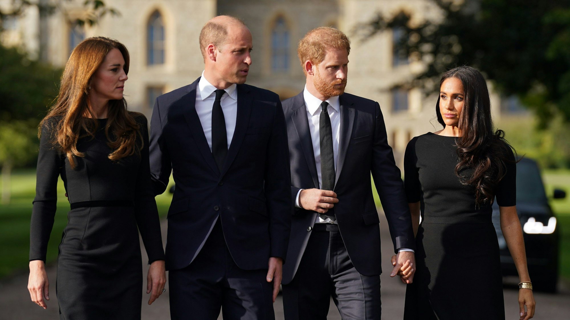 ARCHIV - 10.09.2022, Großbritannien, Windsor: Kate (l-r), Prinzessin von Wales, William, Prinz von Wales, Prinz Harry, Herzog von Sussex, und seine Frau Meghan, Herzogin von Sussex, treffen nach dem Tod der britischen Königin mit der Öffentlichkeit zusammen.