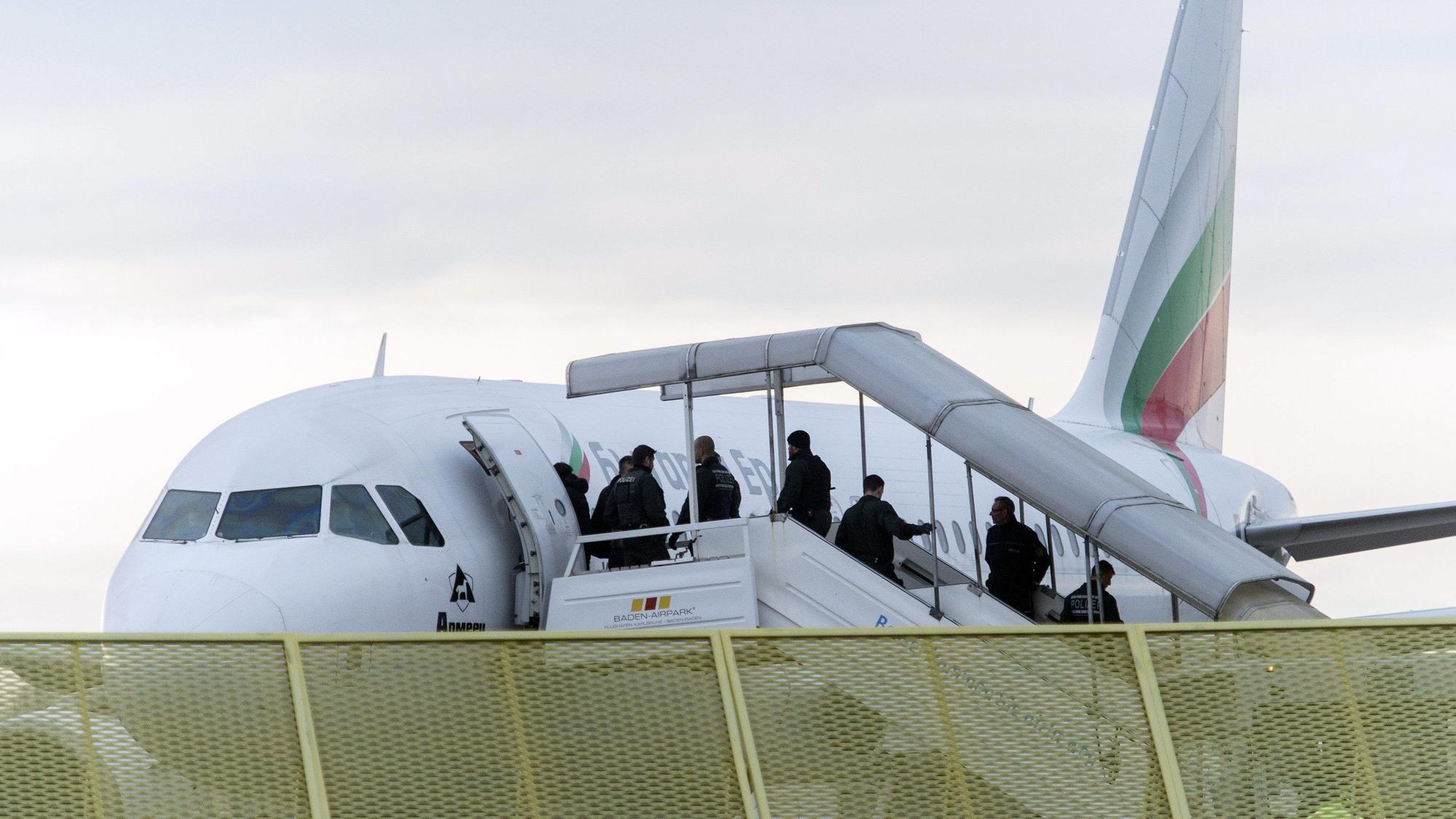 Abgelehnte Asylbewerber steigen im Rahmen einer Sammelabschiebung in ein Flugzeug.