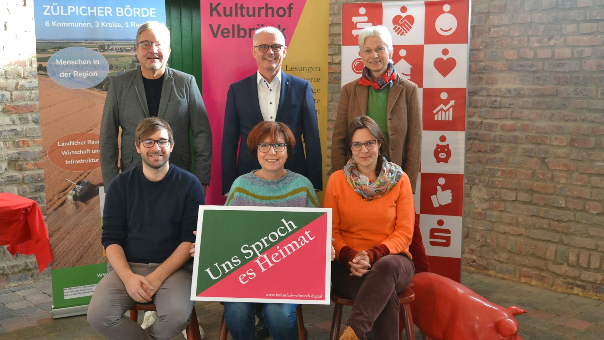 Repräsentanten der Leader-Region Zülpicher Börde und des Kulturhofs Velbrück präsentieren das Projekt „Uns Sproch es Heimat“.