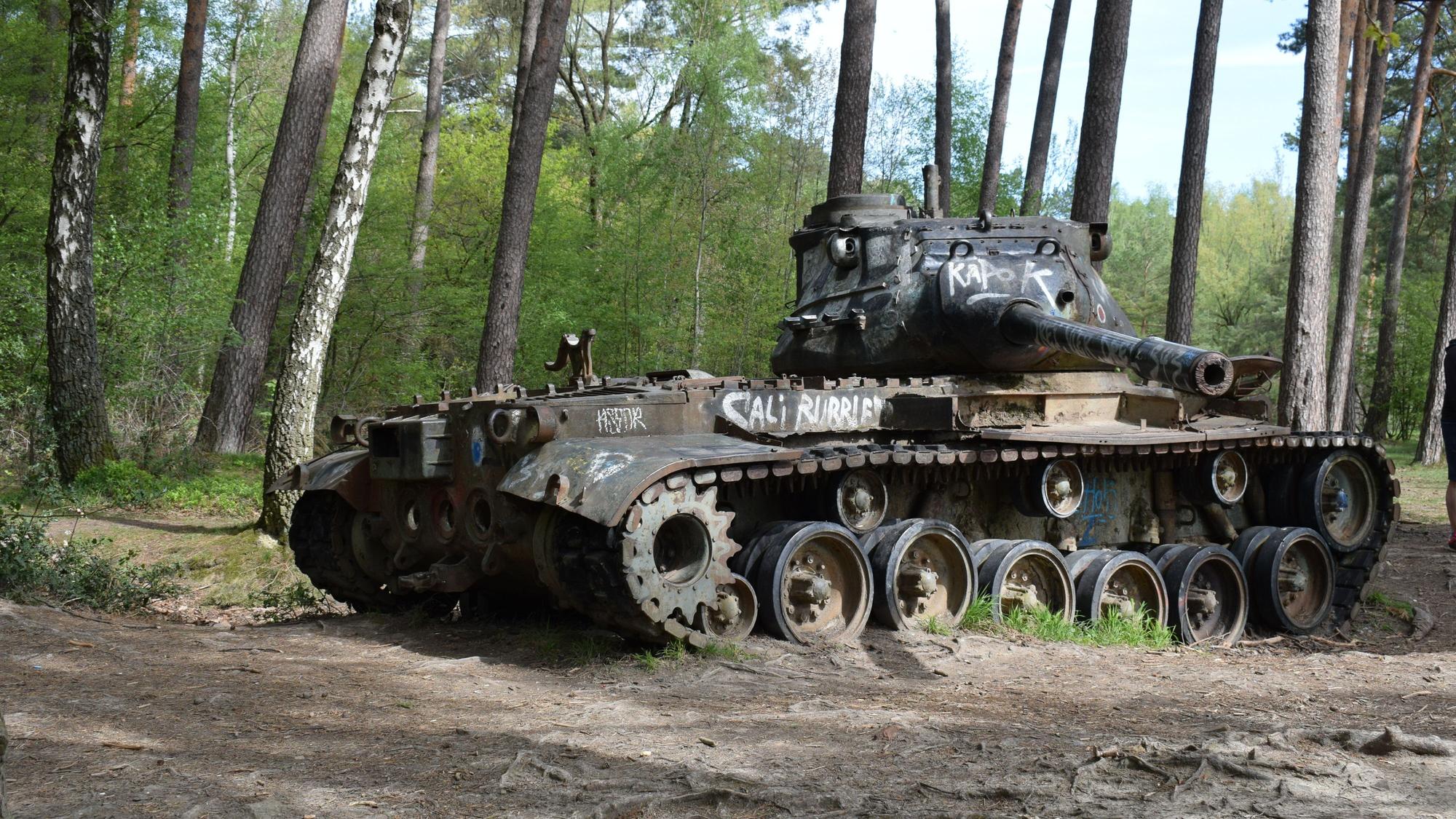 Kinder nutzen die Panzer im Brander Wald oft als Spielgeräte.