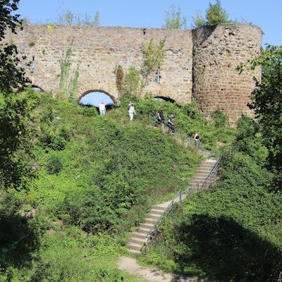 Trotz aller Haushaltsprobleme: Die Sanierung der Stadtmauer von Stadt Blankenberg geht weiter.