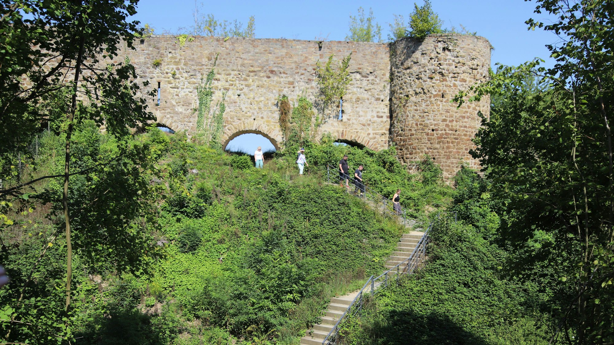 Trotz aller Haushaltsprobleme: Die Sanierung der Stadtmauer von Stadt Blankenberg geht weiter.