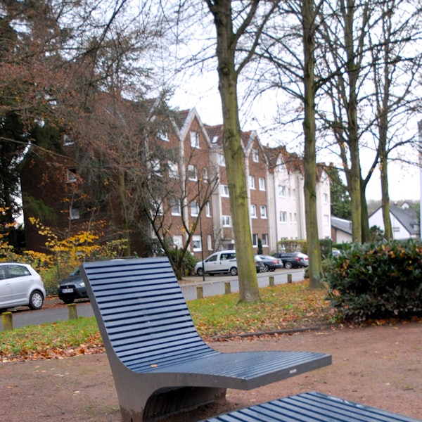 Zwei Liegen aus Metall stehen auf dem Friedrich-Ebert-Platz in Horrem.