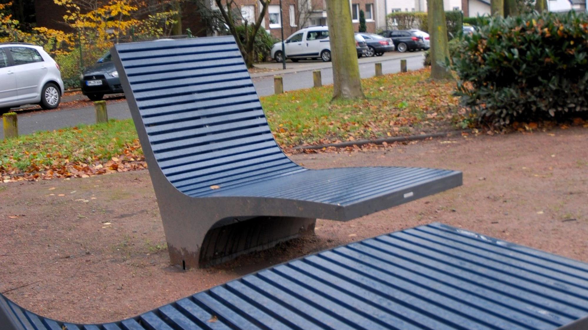 Zwei Liegen aus Metall stehen auf dem Friedrich-Ebert-Platz in Horrem.