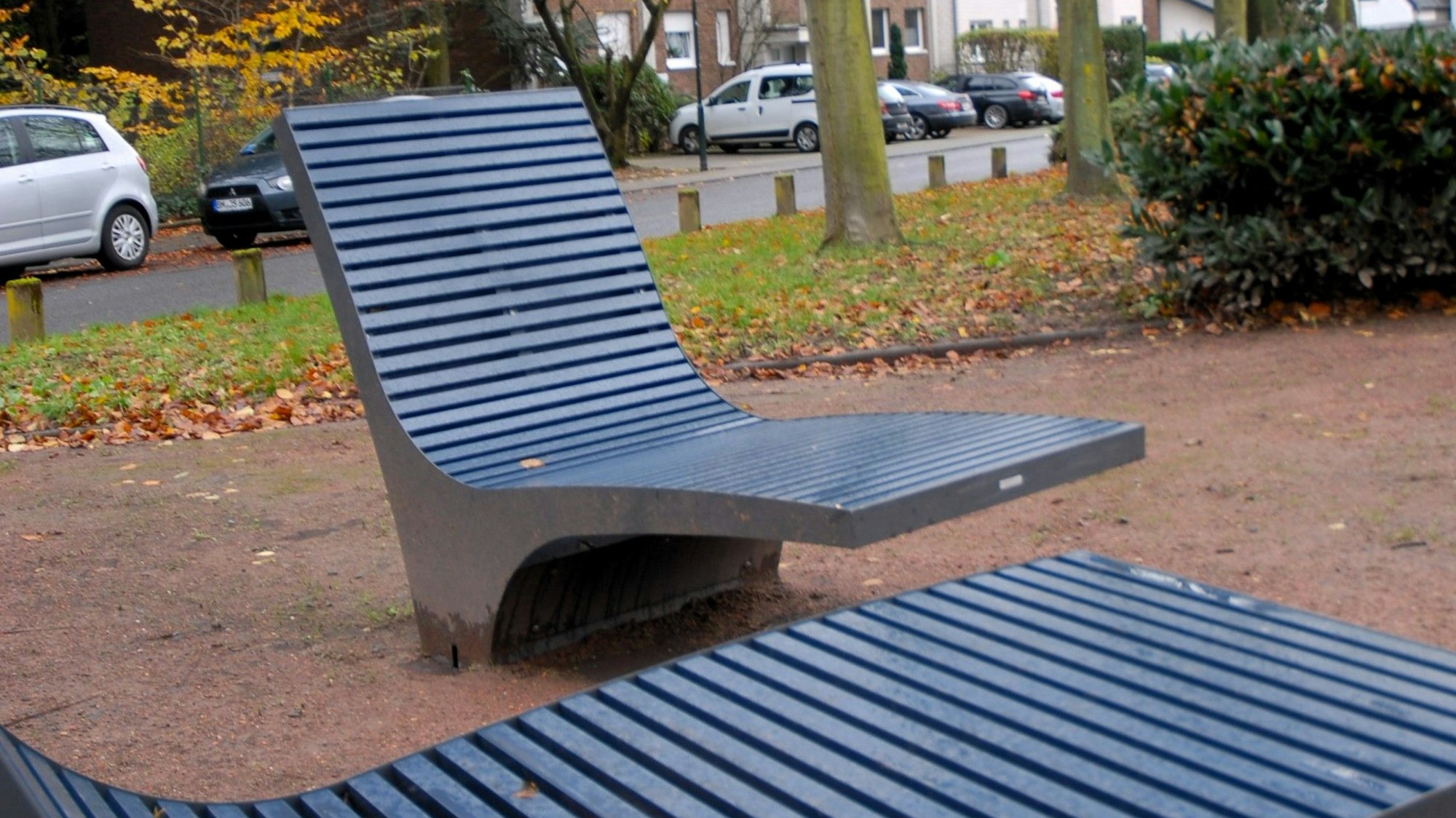 Zwei Liegen aus Metall stehen auf dem Friedrich-Ebert-Platz in Horrem.